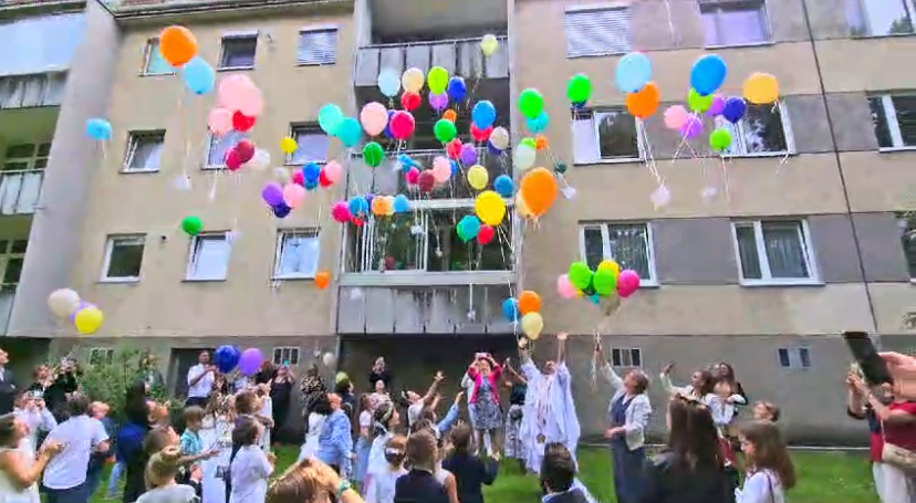 Abflug Luftballons Erstkommunionskinder 2024 (c) Nina Chalupsky