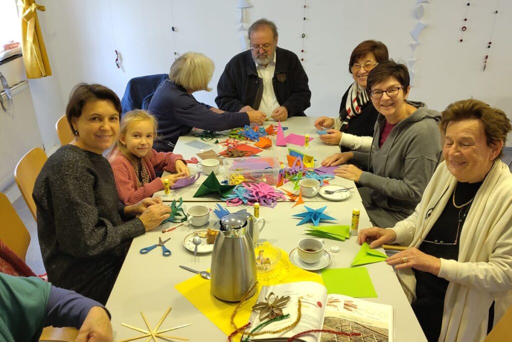 St. Nikolaus Sterne basteln Pfarrcafe 2 (c) Brigitte Knell