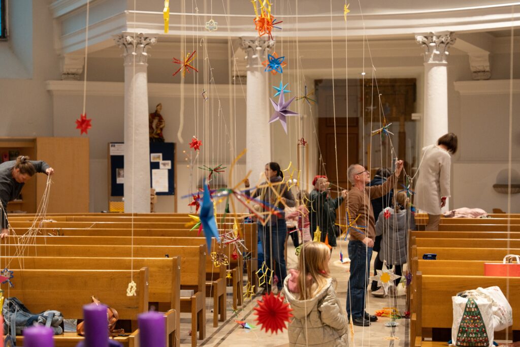 St. Nikolaus Sternenhimmel aufhängen (c) Judith Knell